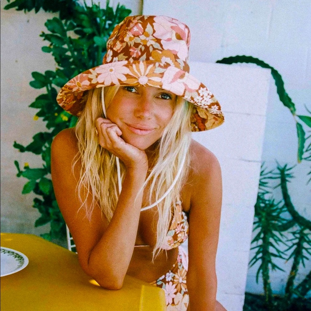 The salty blonde fat out bucket hat billabong